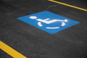 Habitaciones y Apartamento Casa Rural Kamiñone Landetxea en Mandubia, Goierri, Gipuzkoa 4 Casa rural Kazmiñone cuenta con una plaza de aparcamiento reservada PMR (Personas con Movilidad Reducida)