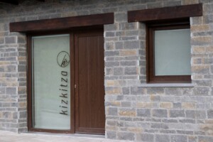 Habitaciones y Apartamento Casa Rural Kamiñone Landetxea en Mandubia, Goierri, Gipuzkoa 14 Apartamento Kizkitza en la casa rural Kamiñone totalmente independiente y equipada. Mandubia, Goierri, Gipuzkoa.