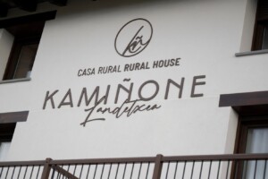 Servicios de la casa rural Kamiñone 2 Entrada a la casa rural Kamiñone en Mandubia, Gierri, Gipuzkoa, País Vasco
