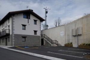 Habitaciones y Apartamento Casa Rural Kamiñone Landetxea en Mandubia, Goierri, Gipuzkoa 3 la casa rural Kamiñone Landetxea dispone de un aparcamiento para 4 vehículos