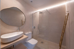 Habitación Mandubizelai con ventanal panorámico y vistas a los prados 4 Baño privado amplio habitación premium casa rural Gipuzkoa