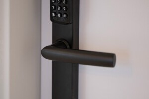 Habitación Mandubizelai con ventanal panorámico y vistas a los prados 8 Cerradura inteligente casa rural Kamiñone, Goierri