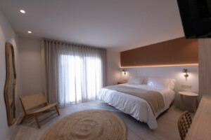 Habitación Mandubizelai con ventanal panorámico y vistas a los prados 1 Habitación premium casa rural Goierri con ventanal panorámico a prados Mandubia Kamiñone Landetxea