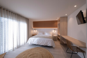 Habitación Mandubizelai con ventanal panorámico y vistas a los prados 6 Habitación Mandubizelai Kamiñone. Escritorio y zona lectura habitación premium estancias largas Goierri