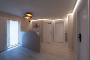 Kamiñone landetxearen zerbitzuak 8 Agroturismo Kamiñone Landetxea en el Goierri, cuenta con cuatro habitaciones dobles con baño privado.