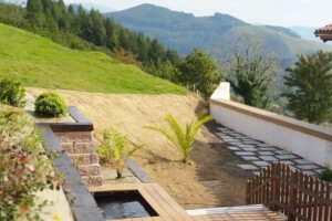 Servicios de la casa rural Kamiñone 8 Casa Rural kamiñone landetxea con vistas a los prados y monatñas del Goierri en el País vasco